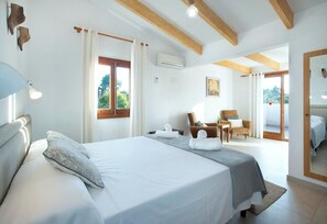 4 quartos, ferros/tábuas de passar roupa, berço de viagem