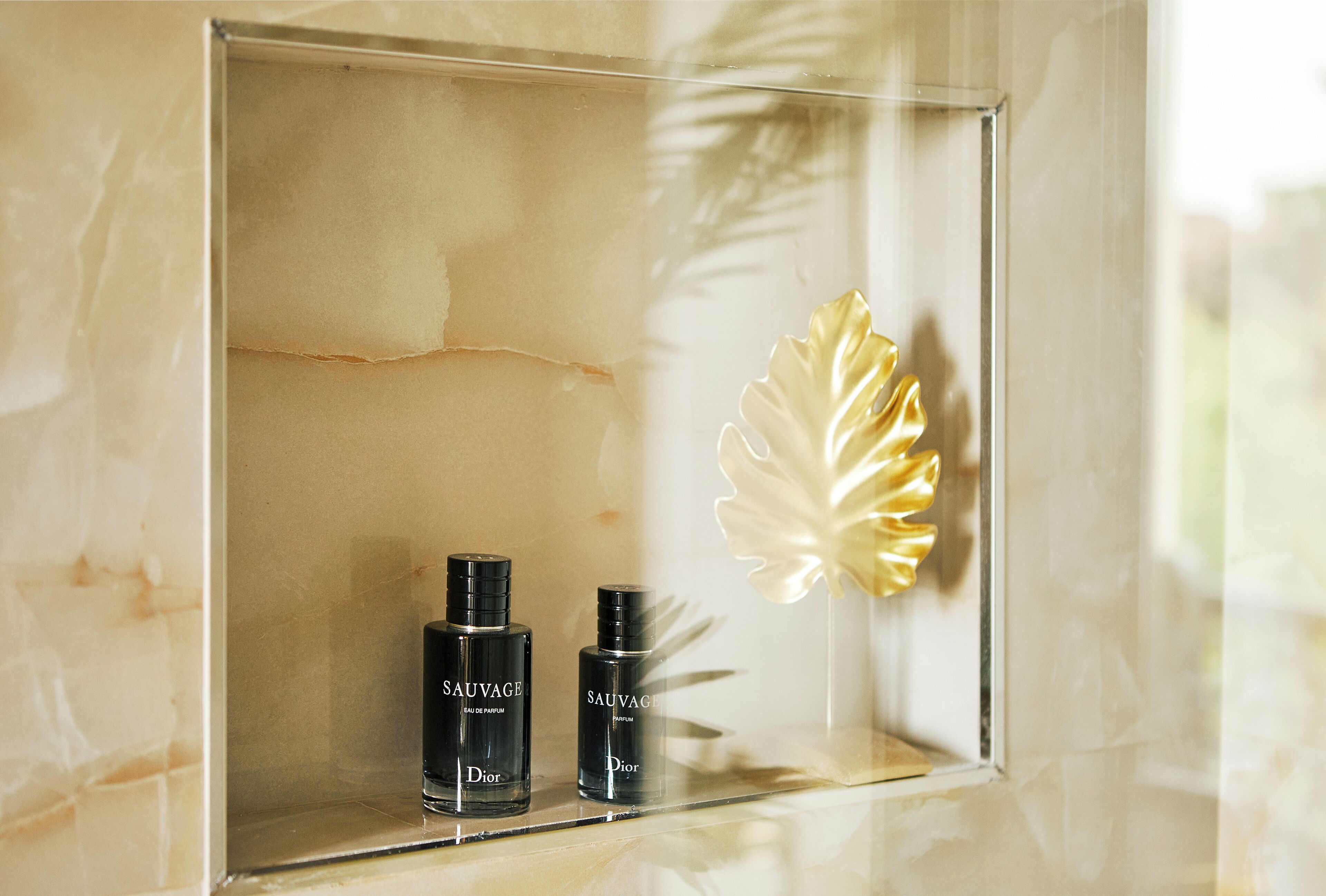 Eine Vitrine mit zwei Flaschen Dior Sauvage Parfum.