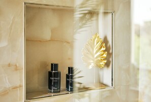 Dép đi trong nhà, khăn tắm 