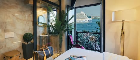 Suite romántica, 1 cama doble, vistas al mar | Ropa de cama de alta calidad, minibar, sistema de insonorización