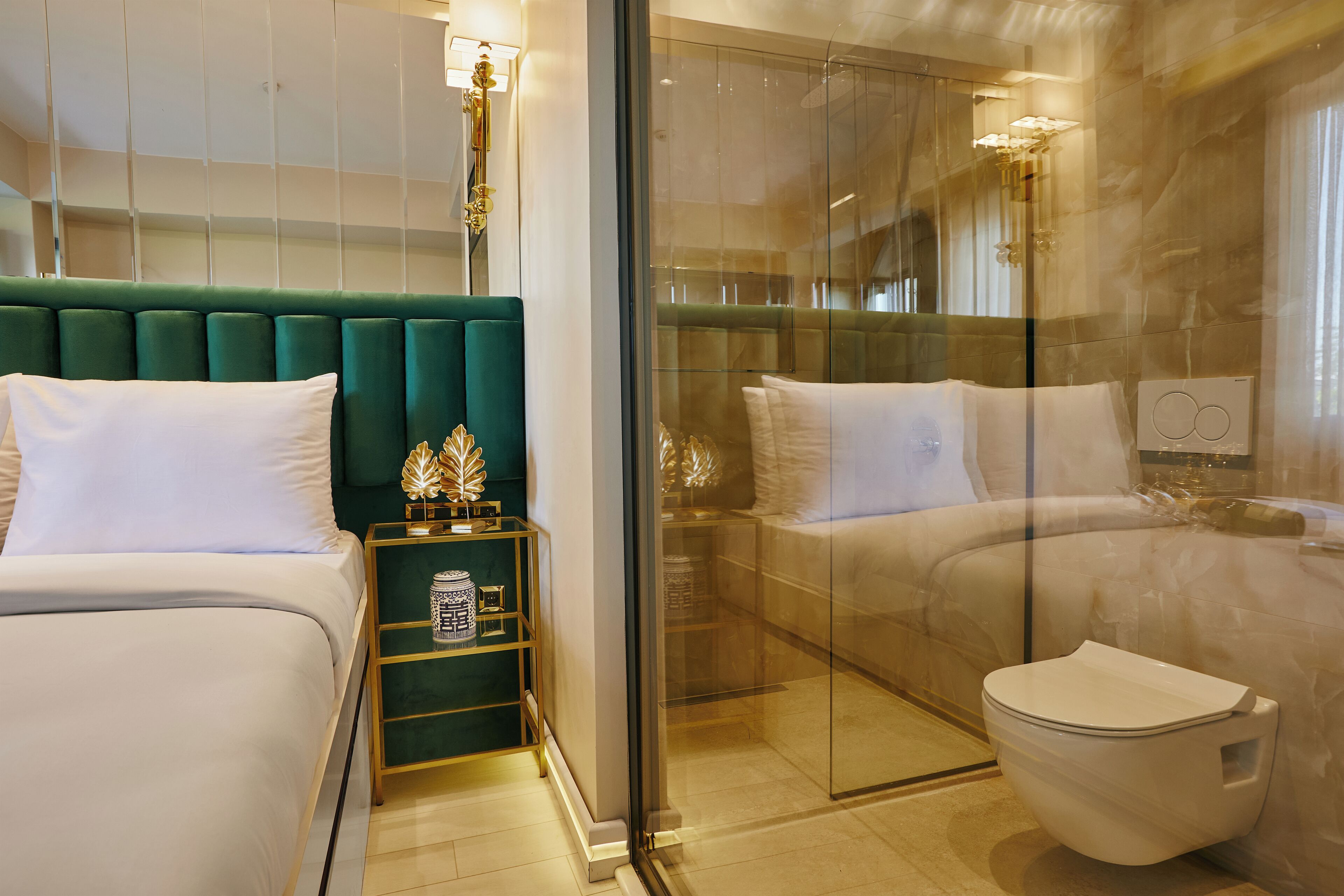 Premium bedding, minibar, soundproofing, WiFi (free)
