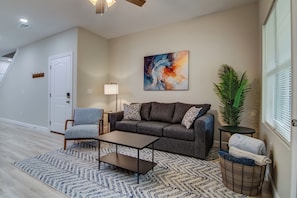 Smart TV, fireplace, table football, ping pong - Winter Deals!! Sleep 22 and have your whole group together! Centrally Located! (Branson)