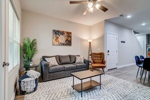 Smart TV, fireplace, table football, ping pong - Winter Deals!! Sleep 22 and have your whole group together! Centrally Located! (Branson)