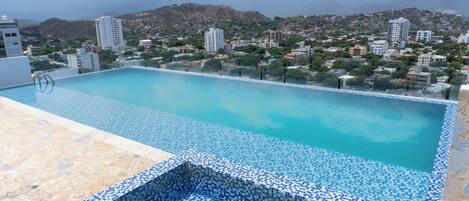 Una piscina al aire libre