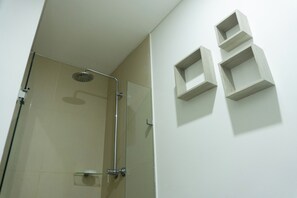 Douche, serviettes fournies, savon, papier toilette