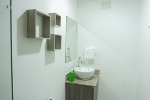 Douche, serviettes fournies, savon, papier toilette