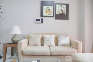 Living area - Comfort And Simply Look 1Br At Bellezza Apartment (Jakarta)