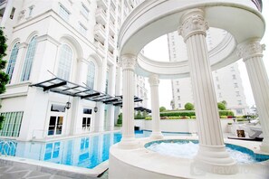 Outdoor pool - Comfort And Simply Look 1Br At Bellezza Apartment (Jakarta)