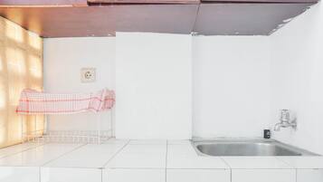 Studio | Eget kök | Kylskåp, spishäll, vattenkokare och riskokare