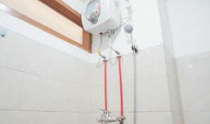 Studio | Badezimmer | Dusche, Handtücher, Seife, Shampoo
