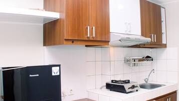 Fridge, stovetop, electric kettle, rice cooker