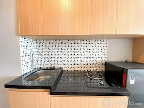 Studio | Private kitchen | Fridge, stovetop, electric kettle - Fancy And Simply Studio At Transpark Juanda Bekasi Timur Apartment (Bekasi)