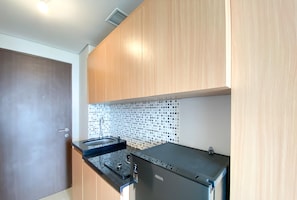 Studio | Private kitchen | Fridge, stovetop, electric kettle - Fancy And Simply Studio At Transpark Juanda Bekasi Timur Apartment (Bekasi)