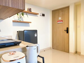 Apartment | Private kitchen | Fridge, stovetop, rice cooker - Good Deal And Modern Look 3Br Meikarta Apartment (Cikarang)