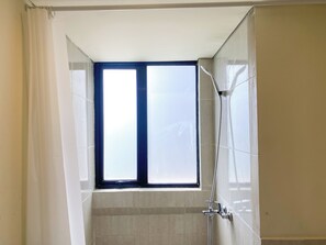 Apartamento | Banheiro | Chuveiro, toalhas de banho, sabonete, shampoo