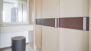 Ein Badezimmer mit Spiegel, Toilette und Mülleimer.