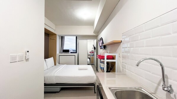 Studio | Bathroom | Shower, towels, soap, shampoo - Cozy And Simply Studio (No Kitchen) Bandaraya - Tallasa City Makassar Apartment (Makassar)