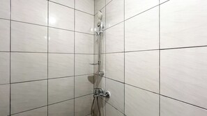 Bathroom - Comfort Stay 1Br At Bandaraya - Tallasa City Makassar Apartment (Makassar)