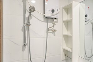 Estudio | Baño | Regadera, toallas, jabón, shampoo 