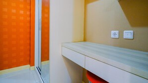Un baño con un lavamanos blanco, un espejo y dos enchufes en la pared.