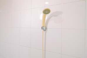 Apartment | Badezimmer | Dusche, Handtücher, Seife, Shampoo