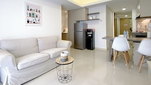 Una sala de estar moderna con un sofá, una mesa de centro y un ventilador de techo.