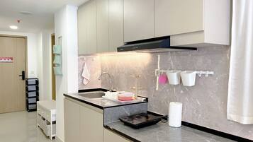 Apartment | Dapur peribadi | Peti sejuk, dapur, periuk nasi, meja makan