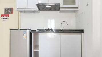 Appartement | Privékeuken | Een koelkast, een kookplaat, een waterkoker