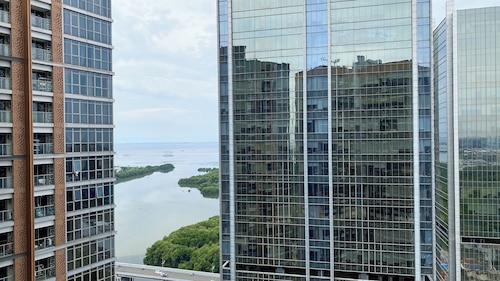 Serene And Best Location 2Br Gold Coast Apartment