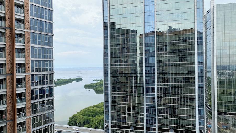 Serene And Best Location 2Br Gold Coast Apartment