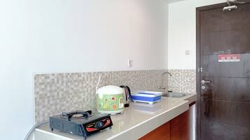 Studio | Private kitchen | Fridge, stovetop, electric kettle