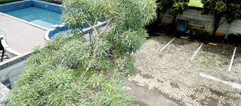 สตูดิโอที่มีลุคทันสมัยและอบอุ่นที่ Enviro Apartment