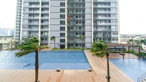 Outdoor pool - Best Choice And Comfy 2Br Daan Mogot City Apartment (Jakarta)