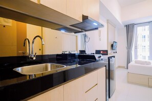 Monolocale | Cucina privata | Frigorifero, piano cottura
