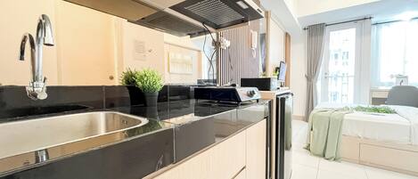 Studio | Private kitchen | Fridge, stovetop