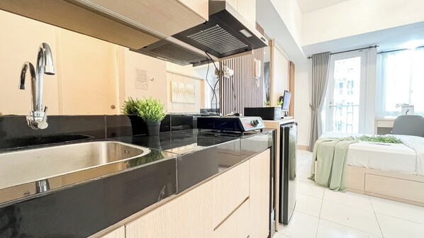 Studio | Private kitchen | Fridge, stovetop