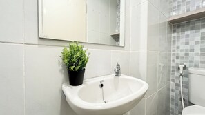 Studio | Bathroom | Shower, towels - Good And Homey Studio Apartment At Tokyo Riverside Pik 2 (Teluknaga)