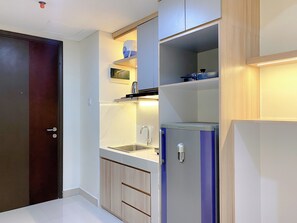 Estudio | Cocina privada | Frigorífico, placa de cocina y hervidor eléctrico