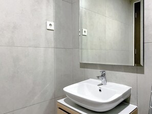 Monolocale | Bagno | Doccia, asciugamani