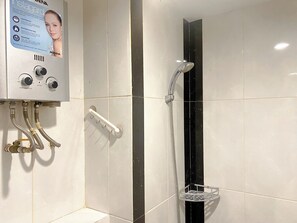 Studio | Bathroom | Shower, towels