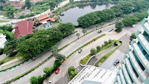 Eine Vogelperspektive einer Stadtlandschaft mit einem Fluss, Straßen und Gebäuden.