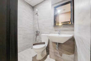 Studio | Bathroom - Restful And Cozy Stay Studio With Balcon At Collins Boulevard Apartment (Tangerang)