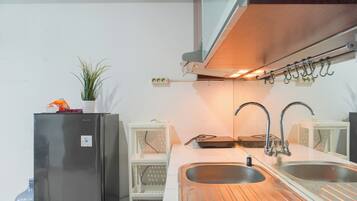 Apartemen | Dapur pribadi | Lemari es besar, kompor, dan ketel listrik