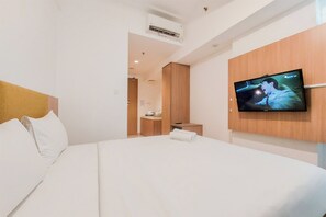 Minibar, free WiFi - Best Deal And Homey Studio Apartment Tree Park City Cikokol (Tangerang)