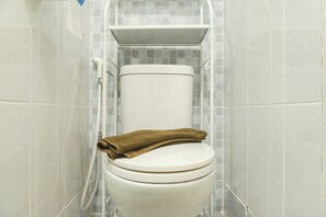 Studio | Bathroom | Shower, towels