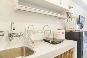 Studio | Private kitchen | Full-size fridge, microwave, stovetop, electric kettle