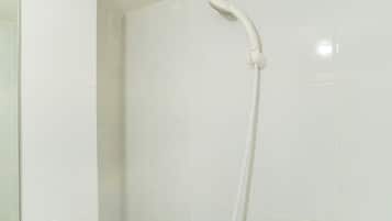 Studio | Salle de bain | Douche, serviettes fournies