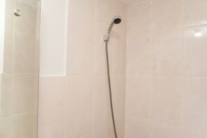 Studio | Kamar mandi | Shower dan handuk