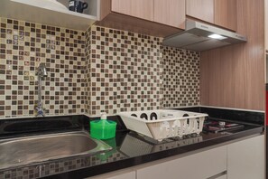 Studio | Eget kjøkken | Kjøleskap, kokeplater og vannkoker