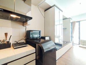 Studio | Private kitchen | Stovetop, electric kettle - Simply And Comfy Studio Room Apartment Beverly Dago (Bandung)